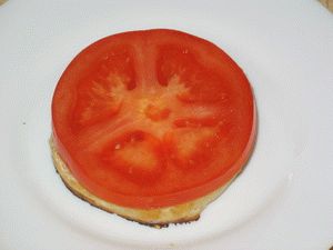 положить на булочку ломтик помидора